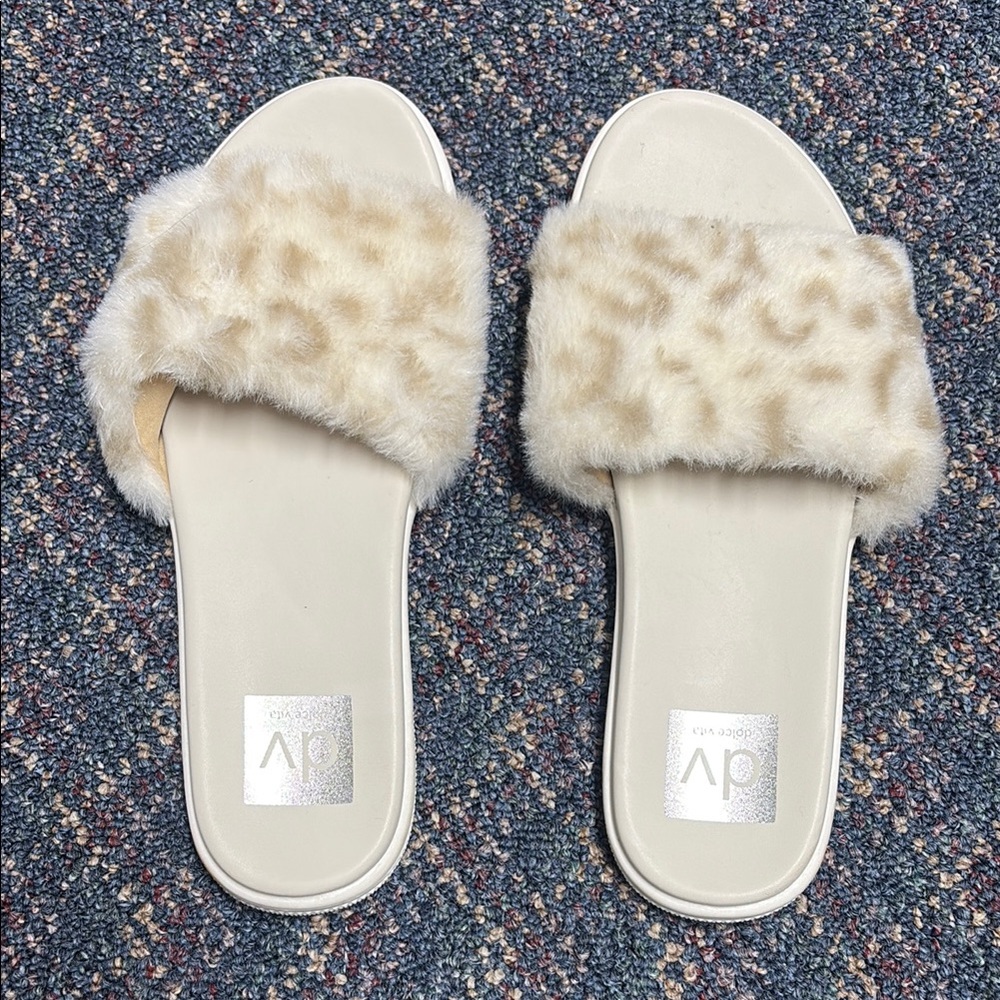 Preloved DV by Dolce Vita Women's Cream Furry Slide Sandals size 7
